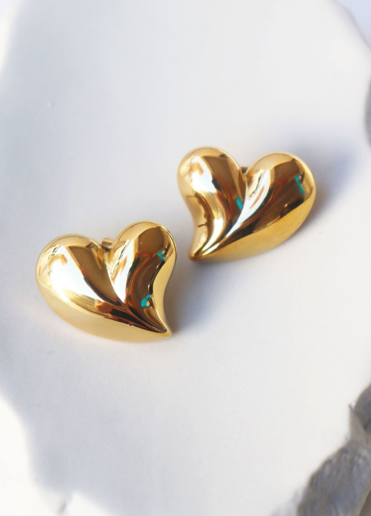 ARETES AMOR DORADOS