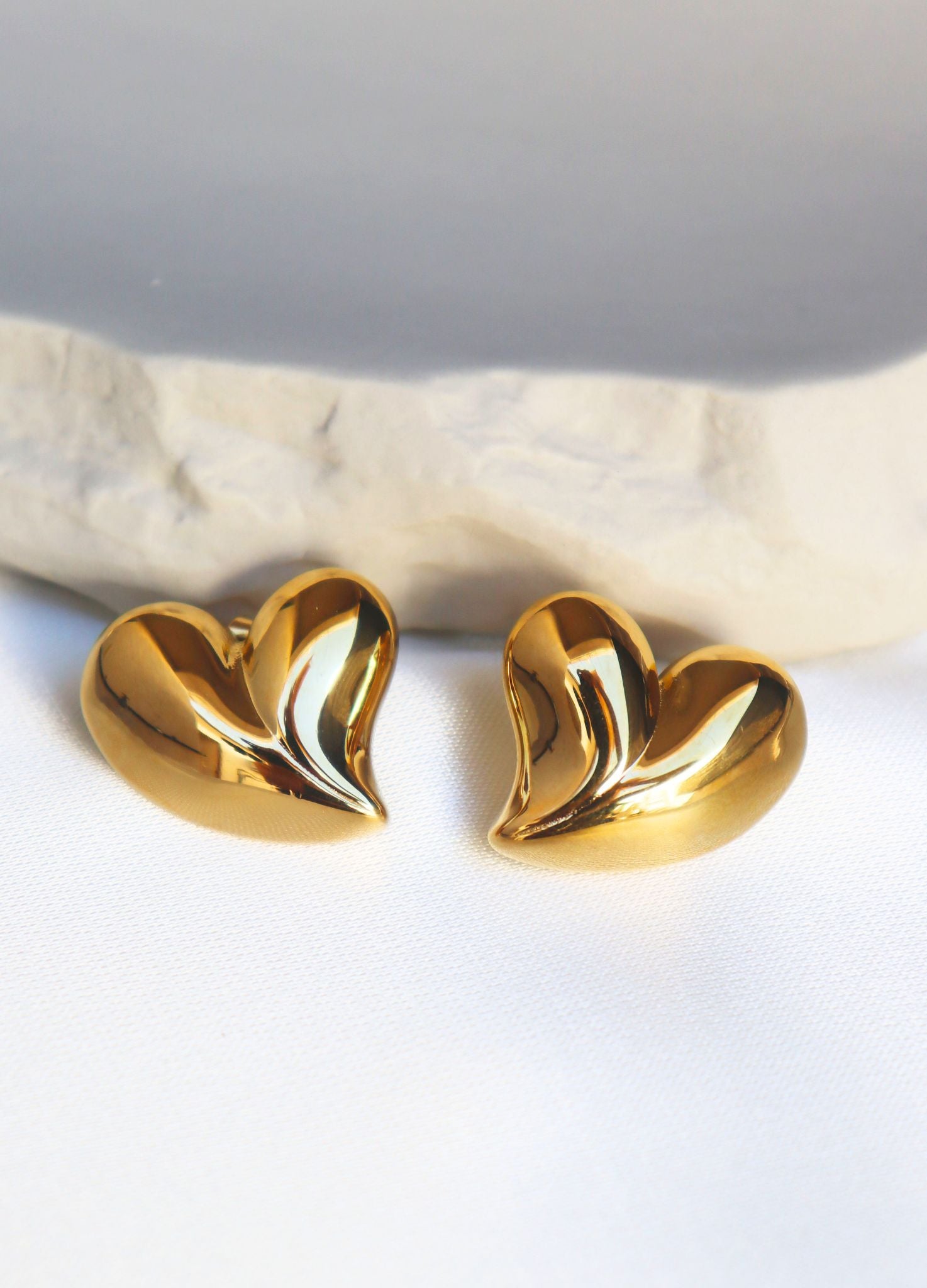 ARETES AMOR DORADOS