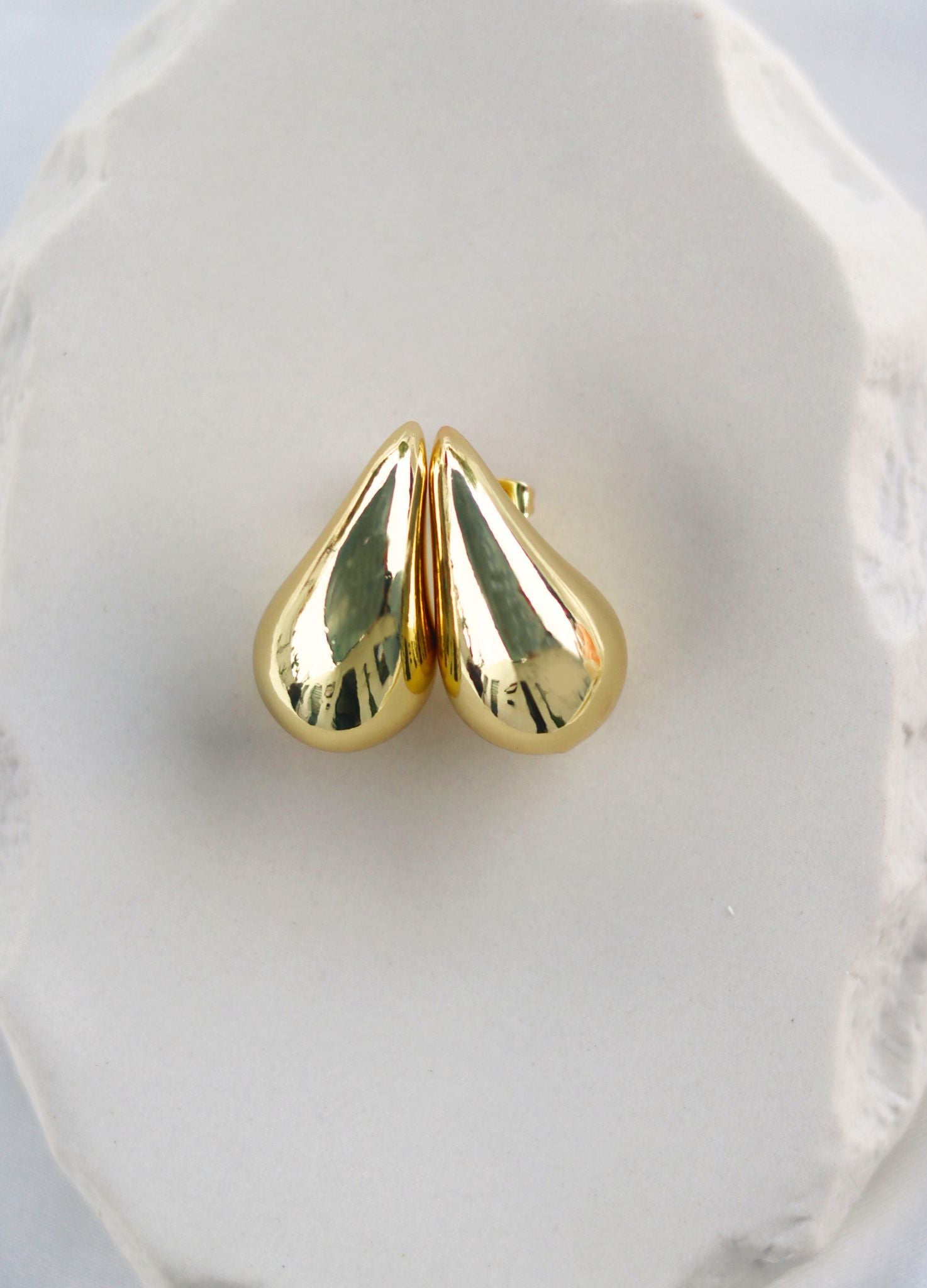 ARETES GOTA DORADOS