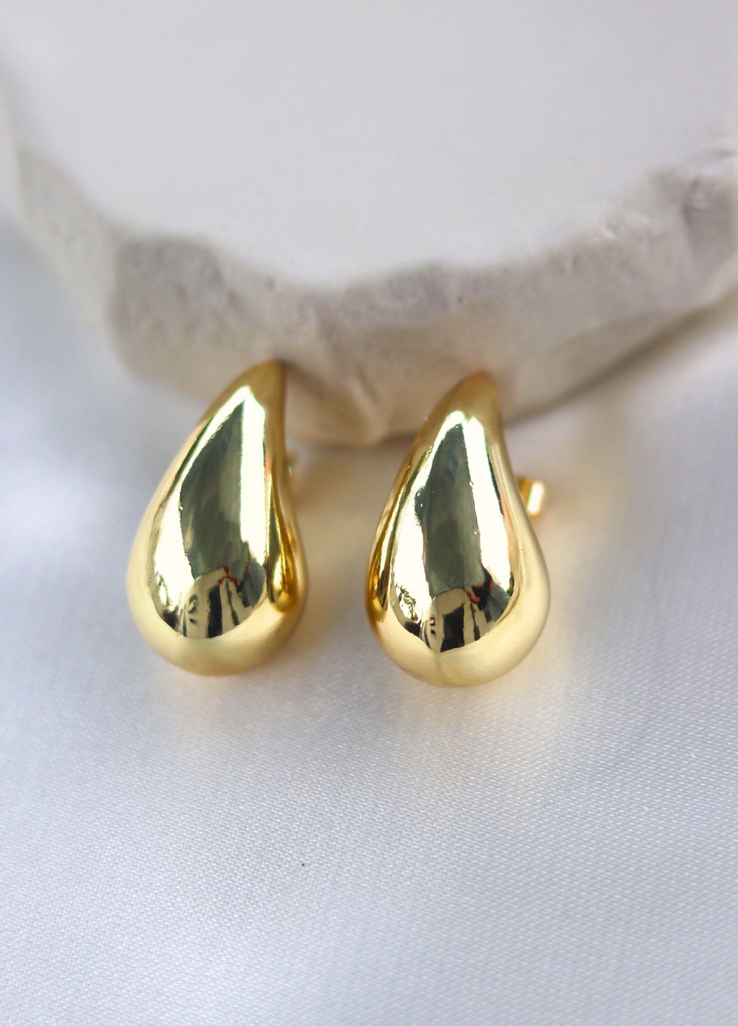 ARETES GOTA DORADOS