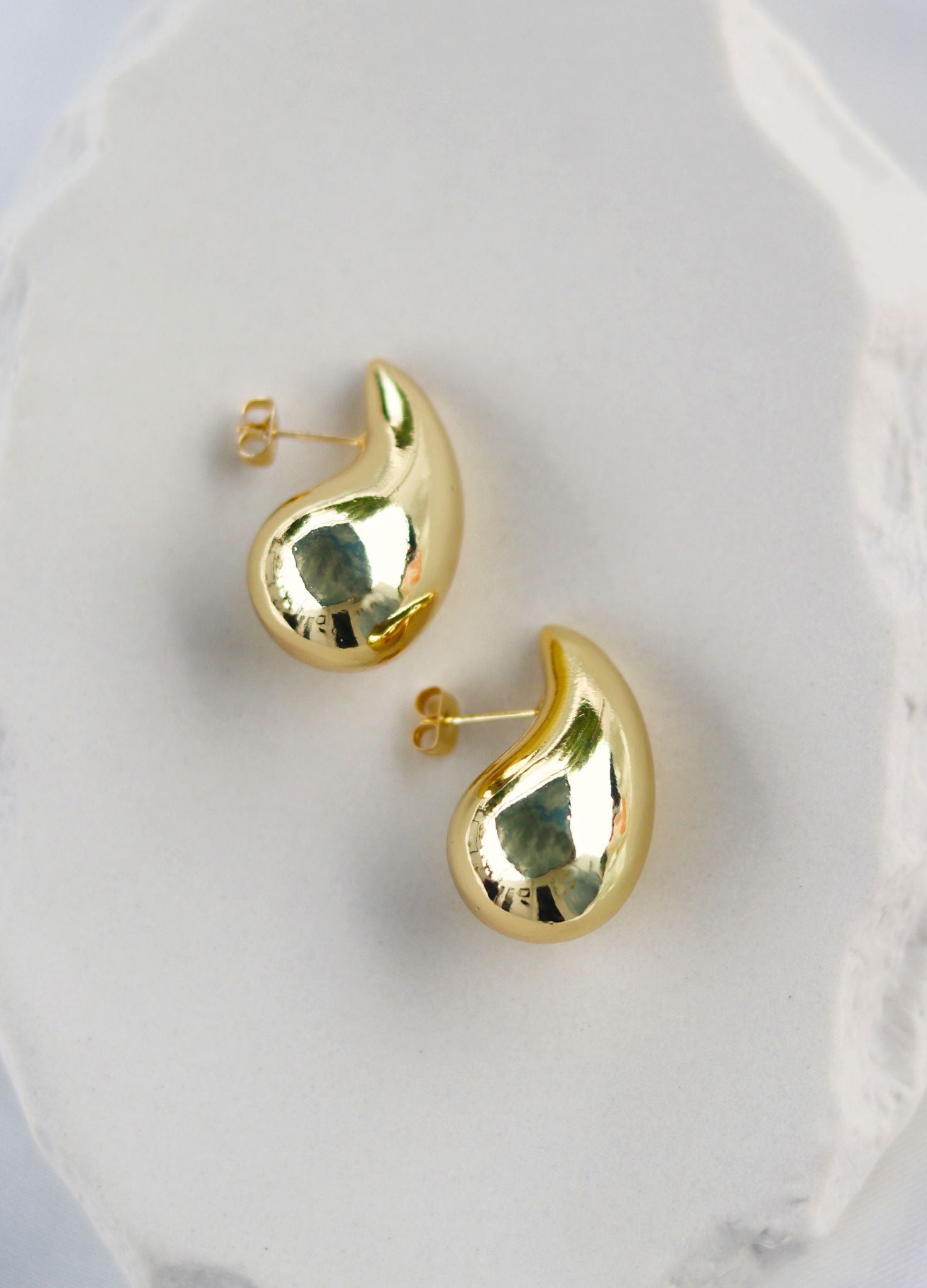 ARETES GOTA DORADOS